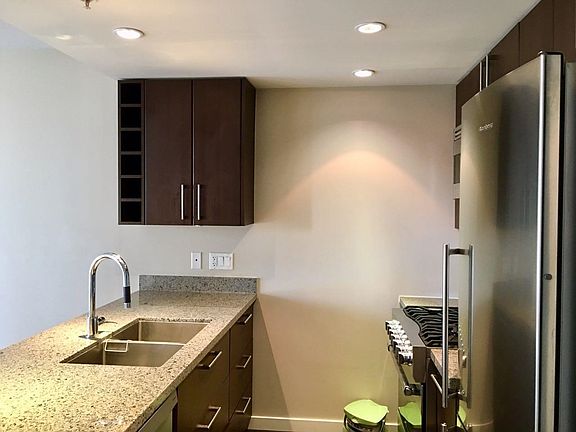5th image of 1708 Columbia St #911