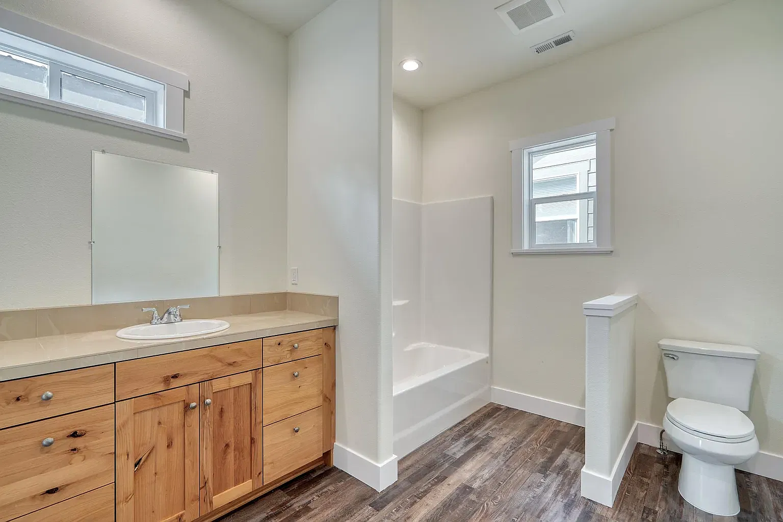 364 W Washington Ave — Photo 4