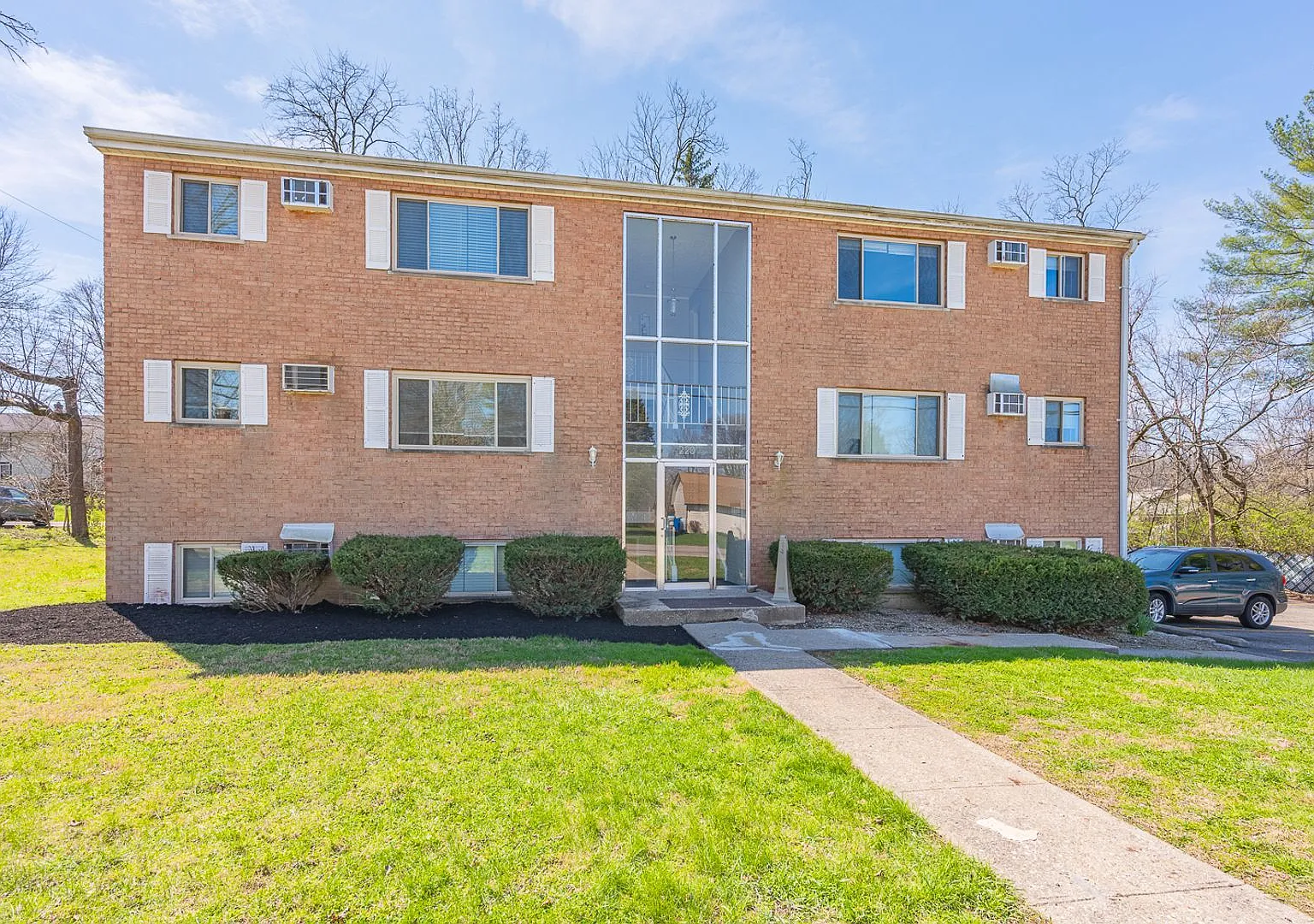 220 Oak Street — Photo 1
