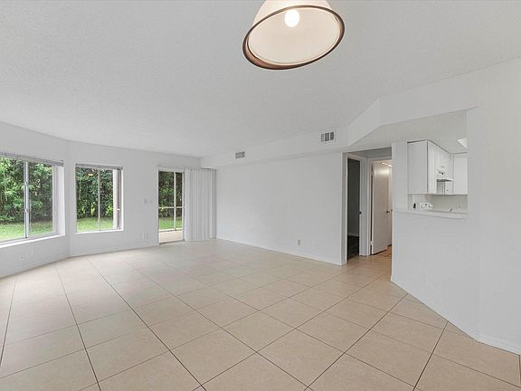 4th image of 815 W Boynton Beach Boulevard W #13-101