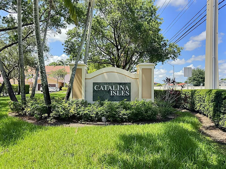 8833 S Isles Cir #8833 — Photo 3