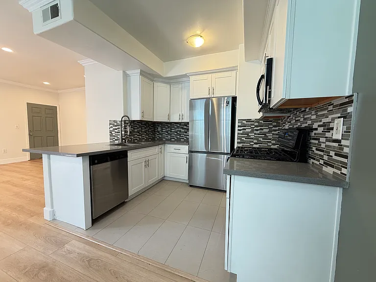 300 E Providencia Ave — Photo 2