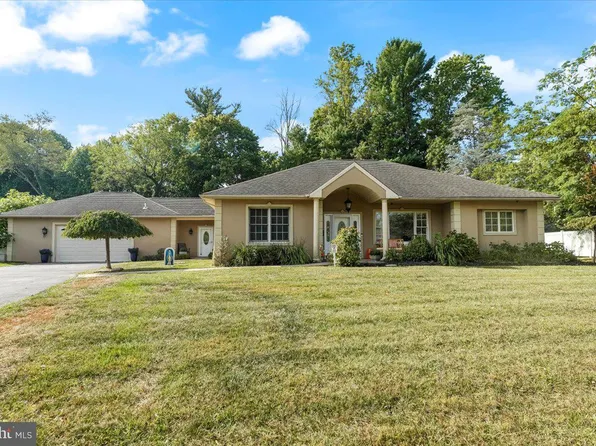 2251 Windsor Cir, Broomall, PA 19008