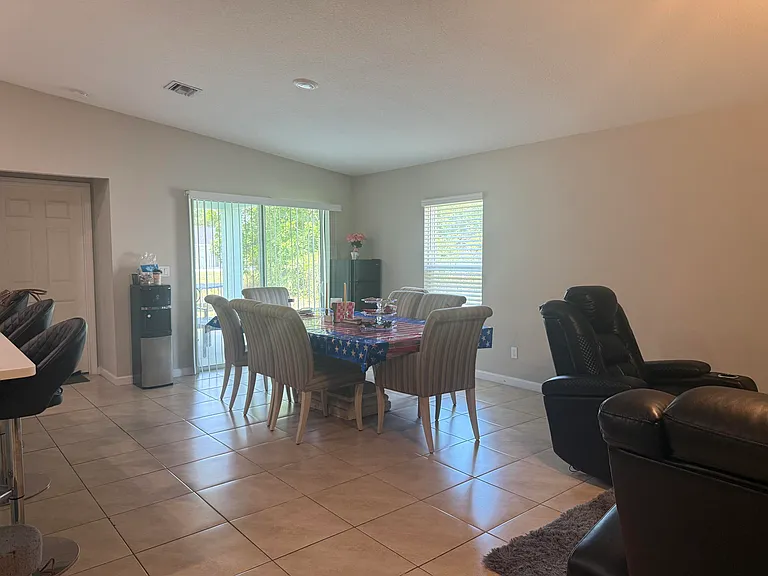 1081 SW McDevitt Ave — Photo 5