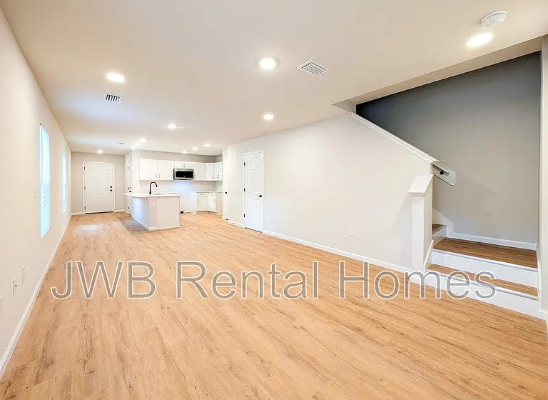 1216 Pangola Dr — Photo 3