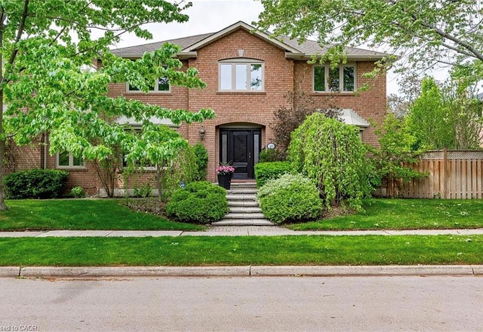 1st image of 500 Blenheim Cres