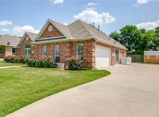 417 Valley View Ln, Krum, TX 76249