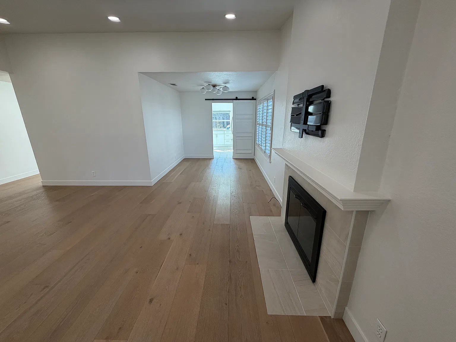 4 bed, 1652 sqft, $4,550 — Photo 3