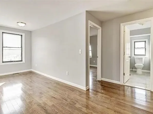 585 Bramhall Avenue image 10 of 11