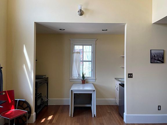 Gate-leg Table Opens to Seat 6