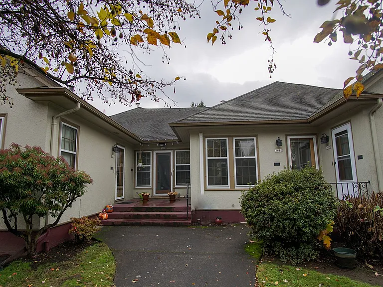 Adorable 1 Bedroom Flat by Laurelhurst Park + SE Belmont! — Photo 16