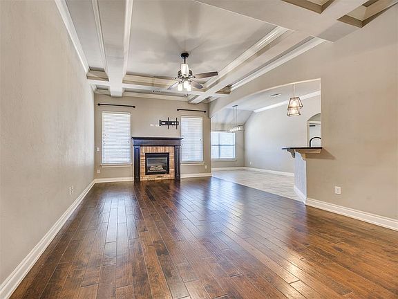 5th image of 1009 Samantha Ln