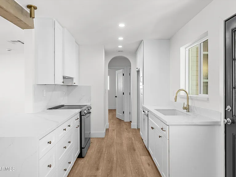543 W 17th St — Photo 19