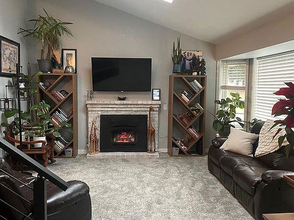 Large living room upon entry. Windows & skylights help let in all the natural light on sunny Wa days