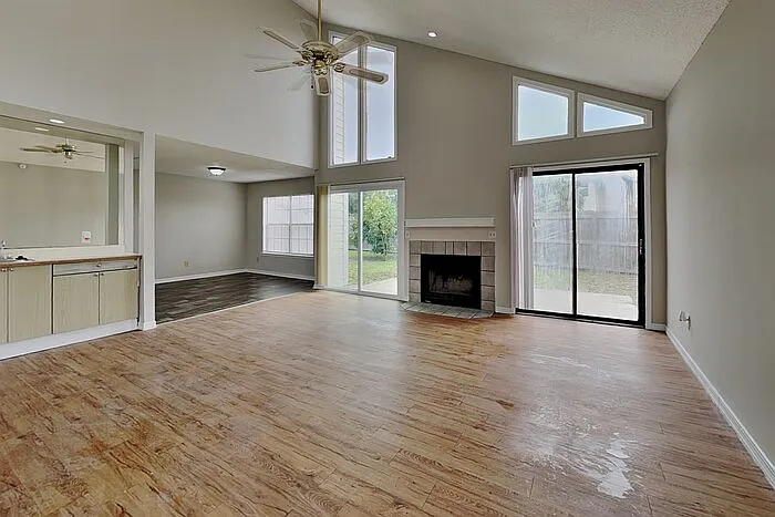 3 bed, 2.5 bath, 1979 sqft, $1,825 — Photo 3