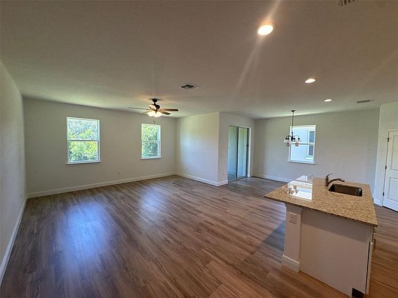 5th image of 525 Ellie Ct