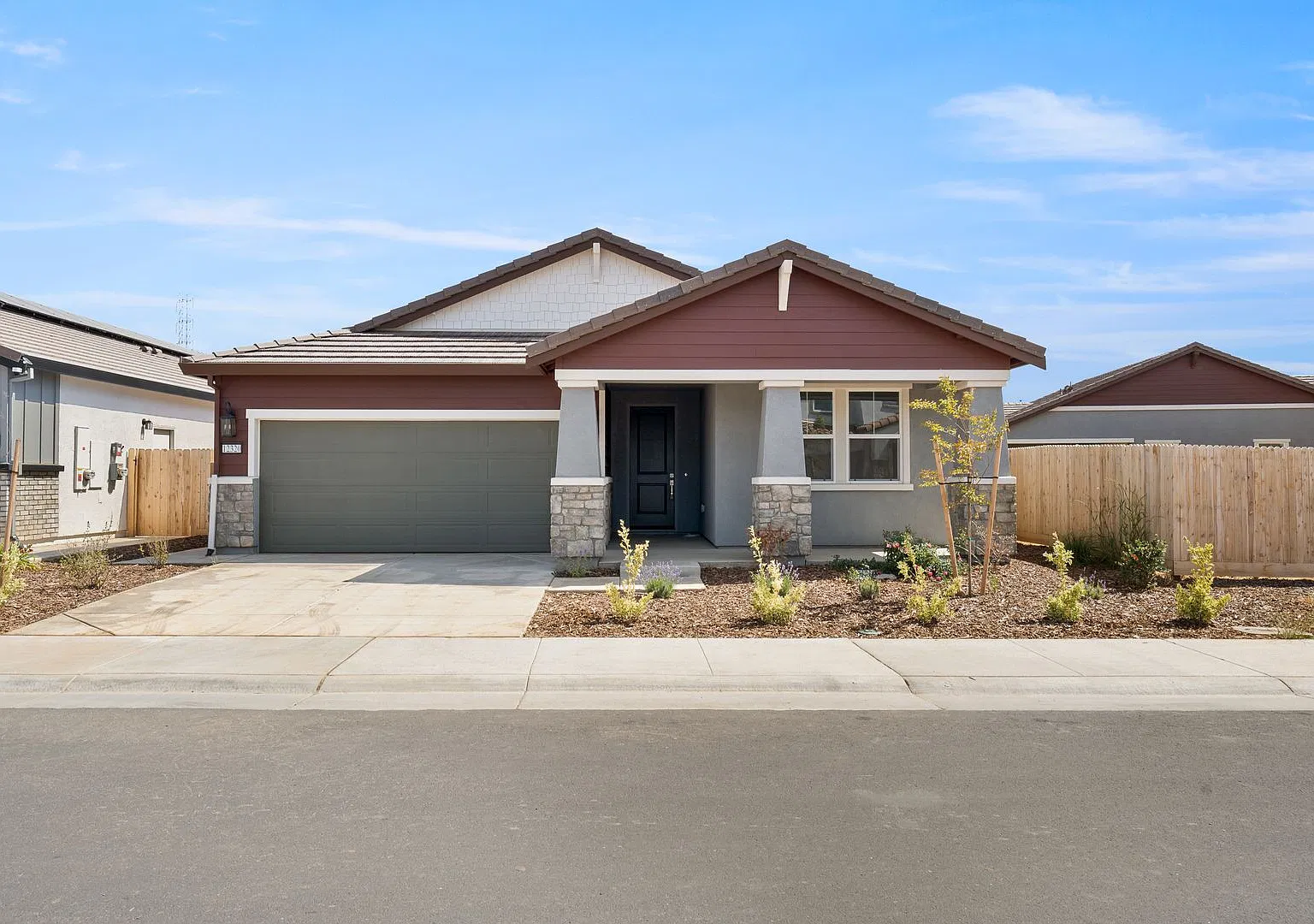 Beautiful home in "Canyon at the Ranch" 5 bedroom 3 full bath — Photo 2