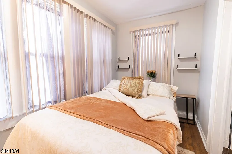 3 bed, 1.0 bath, $2,300 — Photo 2