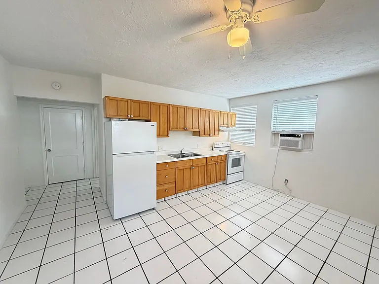 306-314 N Lakeside Ct — Photo 8