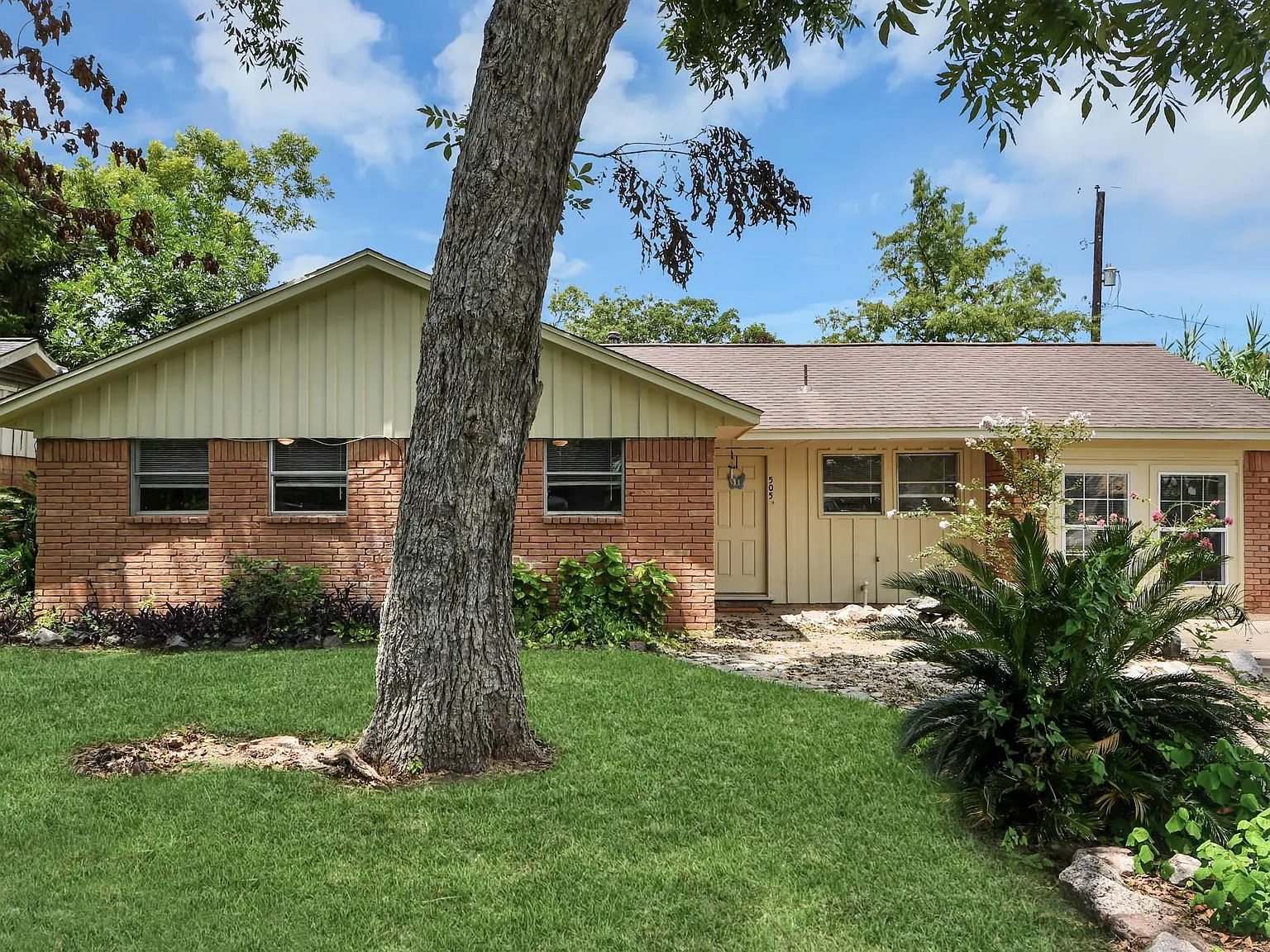4 bed, 2.0 bath, 1397 sqft, $1,600 — Photo 2