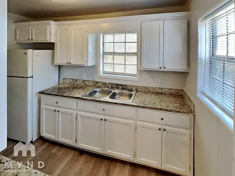 1721 Whiting Dr — Photo 5