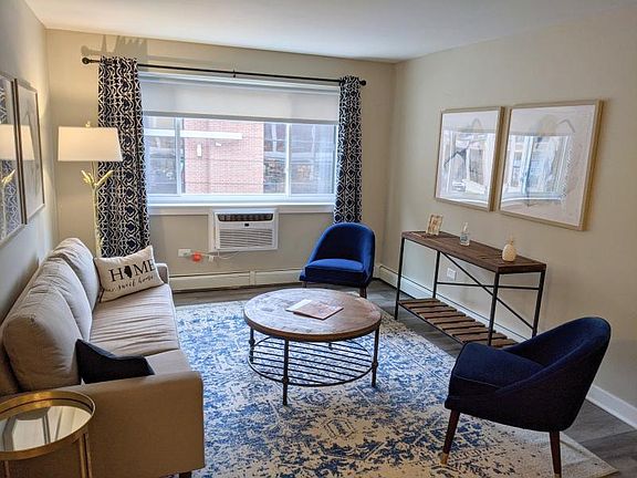 3rd image of 955 W Foster Ave #404