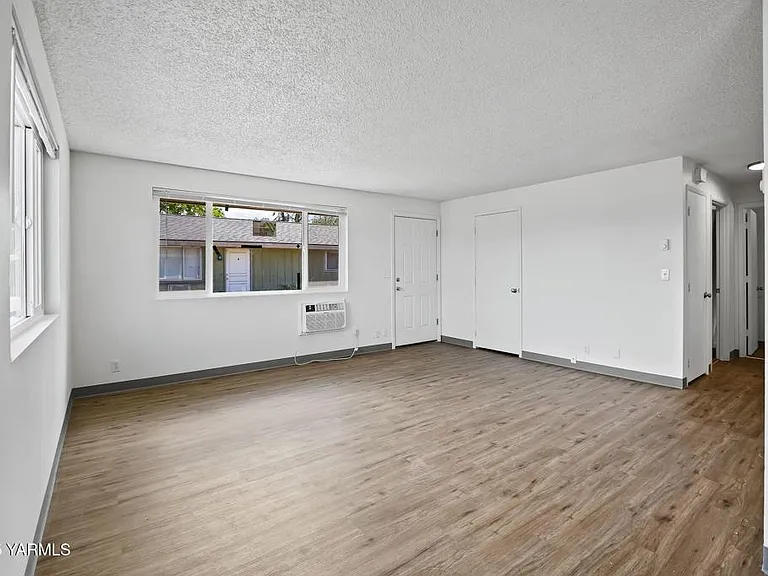 906 S 42nd Ave #D — Photo 2