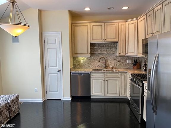 5th image of 3 Greenwich Ct