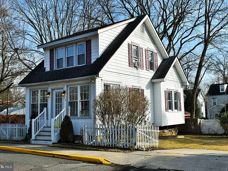 19 Snowden Ave — Photo 1