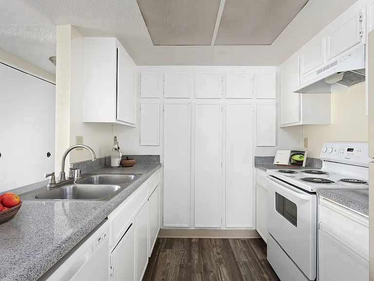 Sommerset Apartments — Photo 7