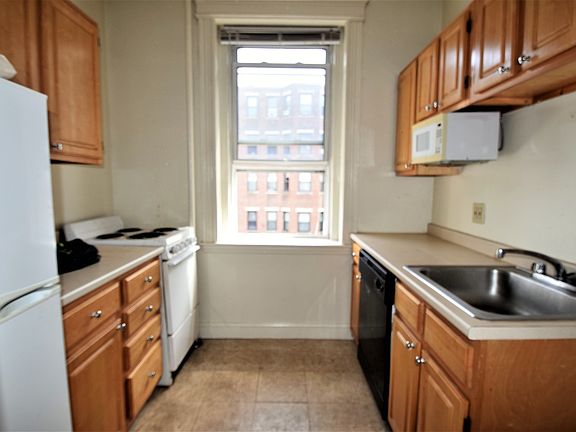 4th image of 28 Queensberry St APT 12