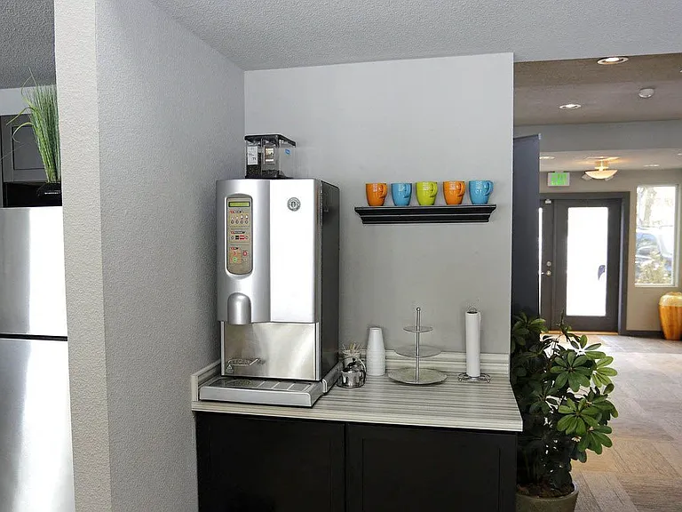 Woodland Hills Apartments — Photo 30