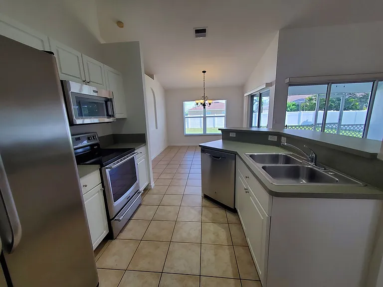 3011 SW 14th Ct — Photo 5