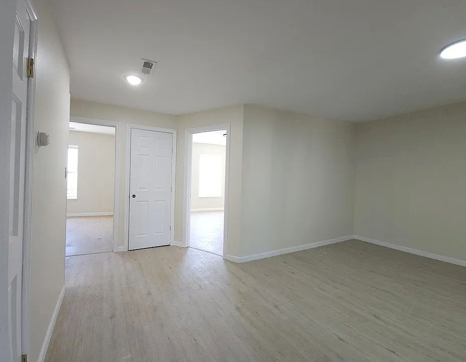 1st image of 854 Bay St Floor 3