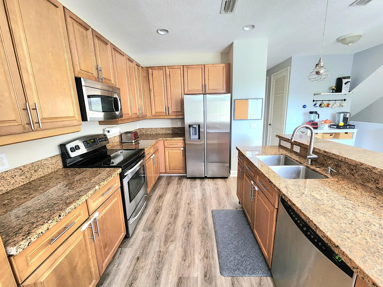 3 bed, 3.5 bath, 1957 sqft, $3,975 — Photo 2
