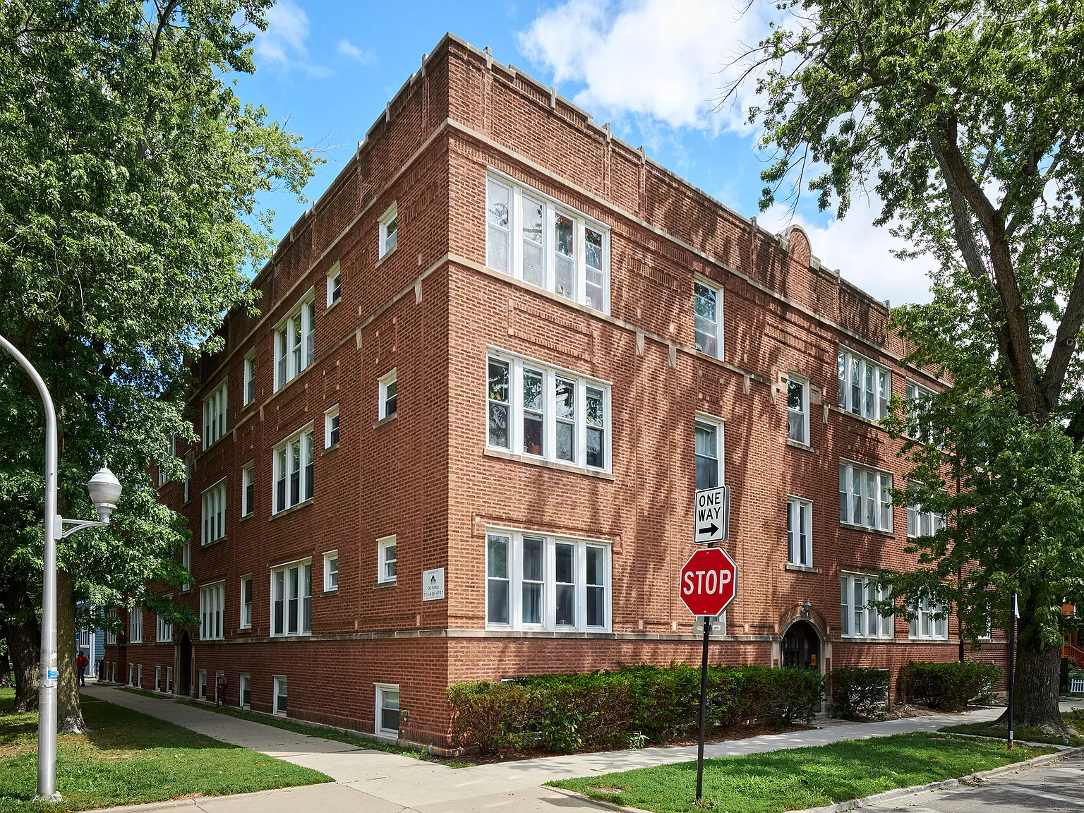 2 bed, 900 sqft, $1,900 — Photo 1