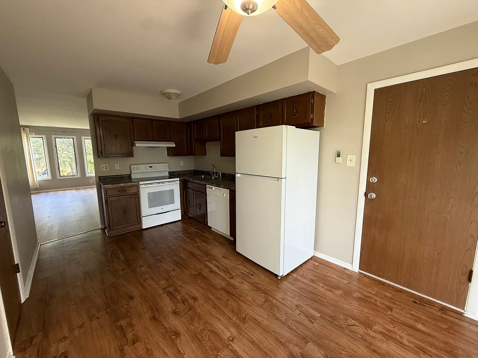 1424 Oak Ct — Photo 2