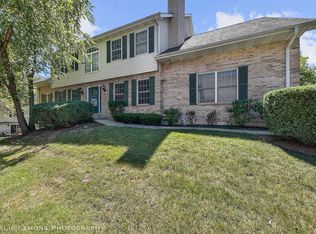 1402 Laurel Oaks Dr, Streamwood, IL