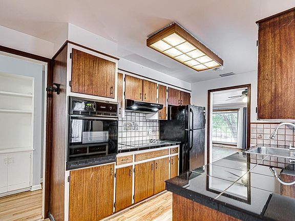 5th image of 335 Jade St