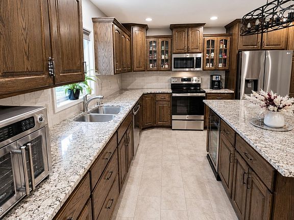 3rd image of 21 Blue Ridge Dr