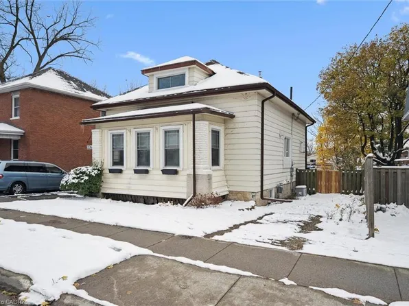 1326 Queenston Rd, Cambridge, ON N3H 3L4