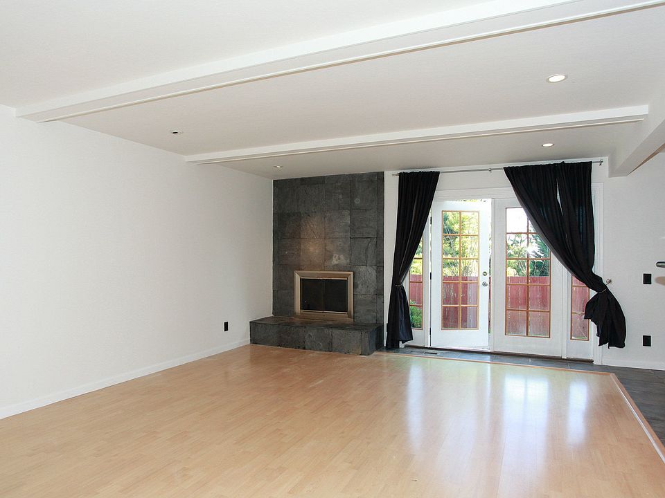 Living Room ::267 Dennis Dr.