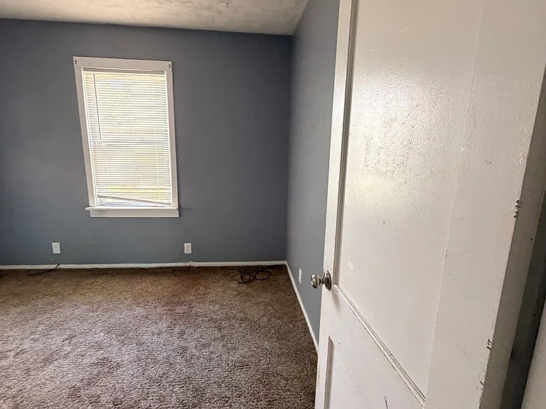2411 S Beacon St — Photo 12