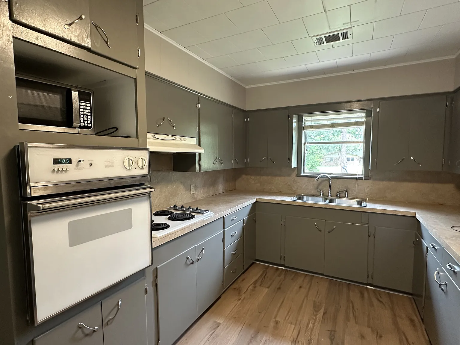 301 Pinewood - 1 — Photo 4