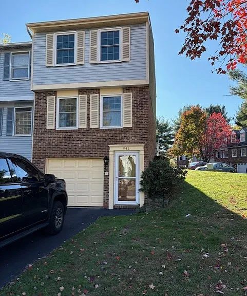 941 Lynwood Ct — Photo 1
