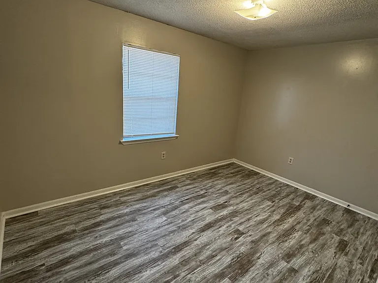 712 Lloyd St — Photo 3