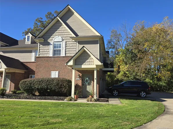 27239 Hidden Oaks Dr, Brownstown, MI 48183