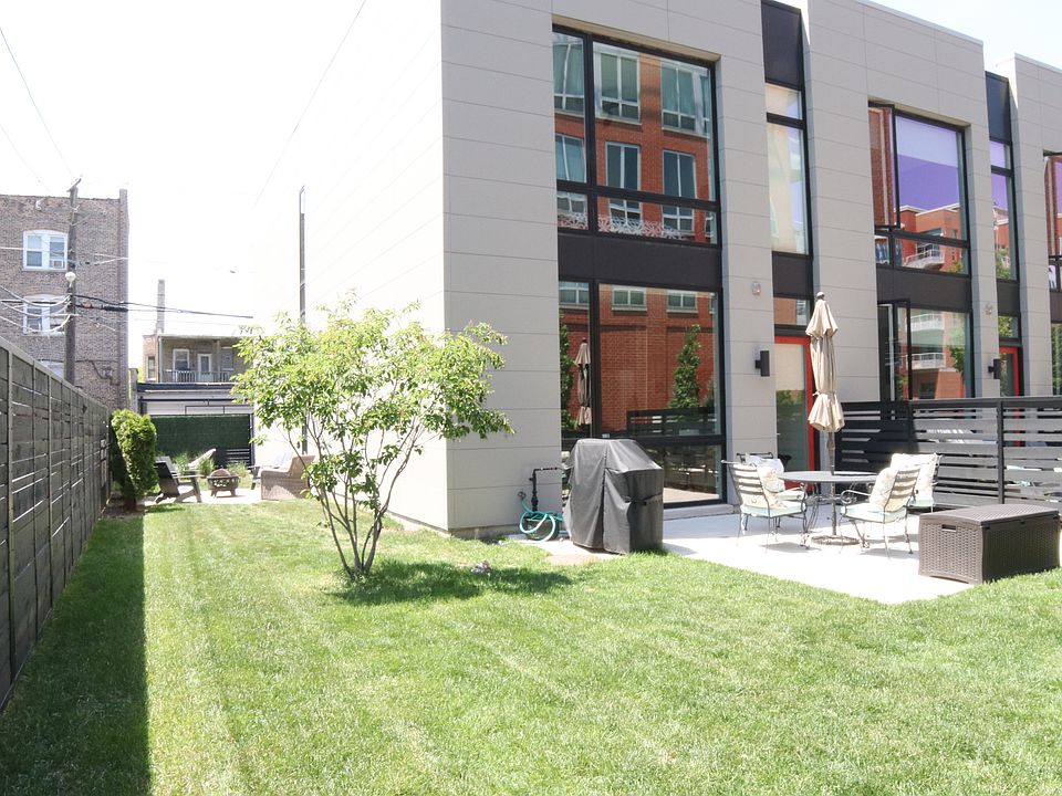 Side yard with patieo
