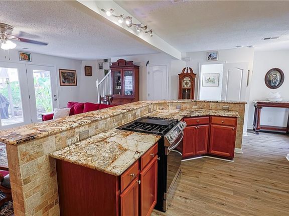 5th image of 320 Esplanade Pl