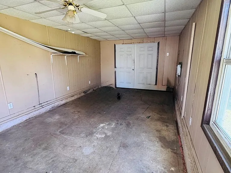 2115 N Weller Ave — Photo 26